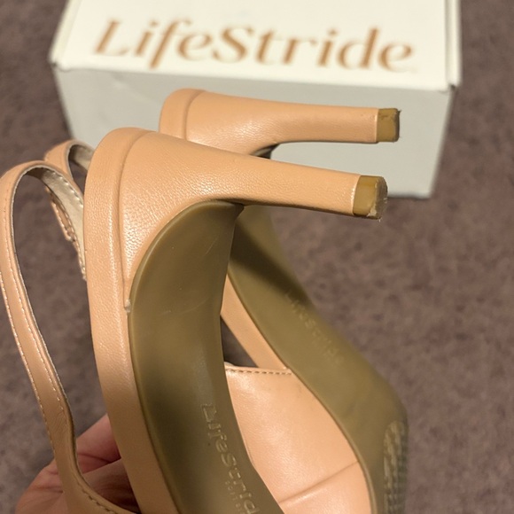 Life Stride Annalise Tan Smooth Heels size 8.5 M
GUC *Plenty of life left! - Picture 9 of 16
